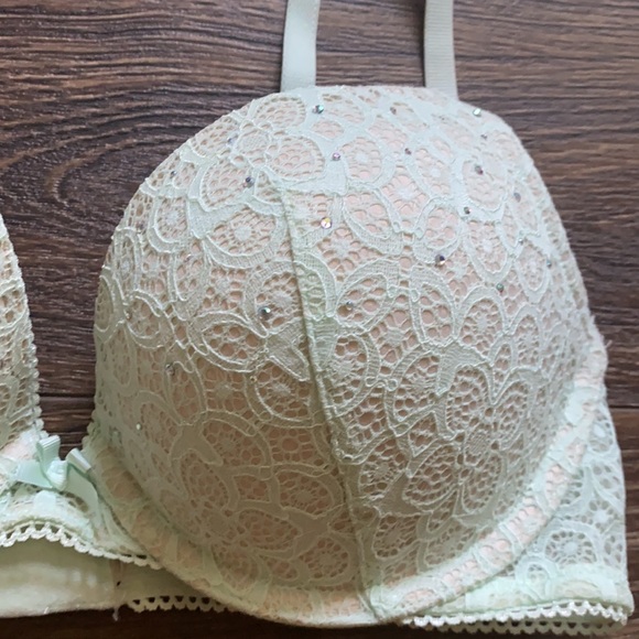 Stunning VIctoria Secrets Bra - Picture 2 of 8